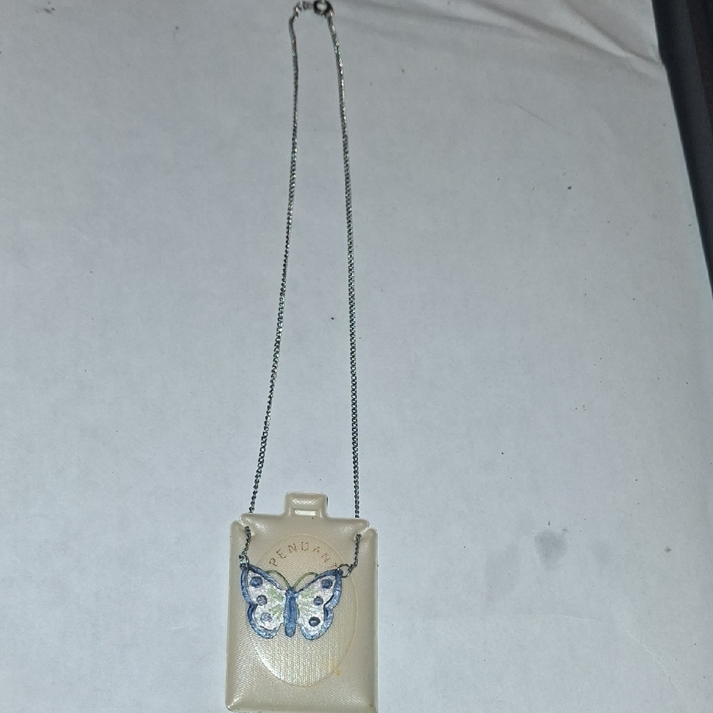 Tenda Cream Necklace with Elegant Design